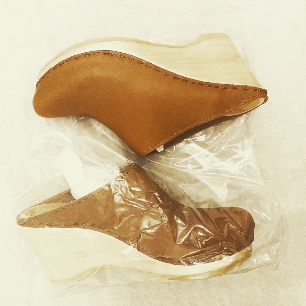 No. 6 clog wedges in palomino